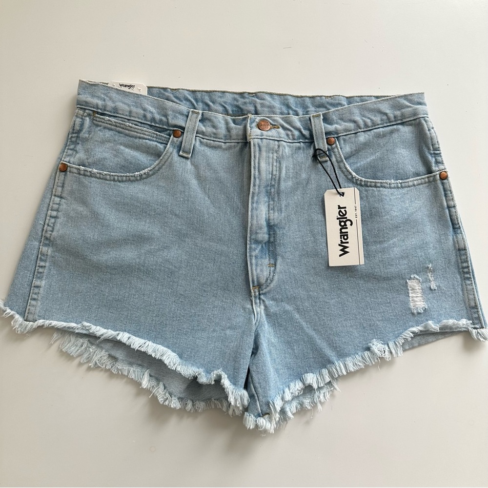 WRANGLER WOMEN'S REWORKED SHORT IN LIGHT STONE SIZE 32